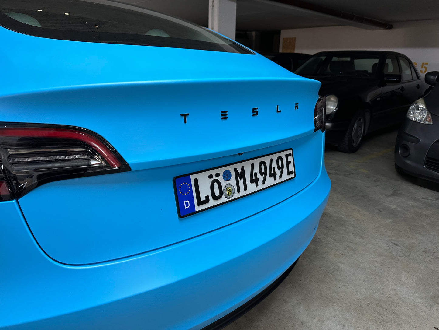 "Tesla" Schriftzug